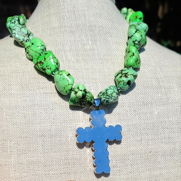 Statement green stone & cross necklace - Picture 4 of 5